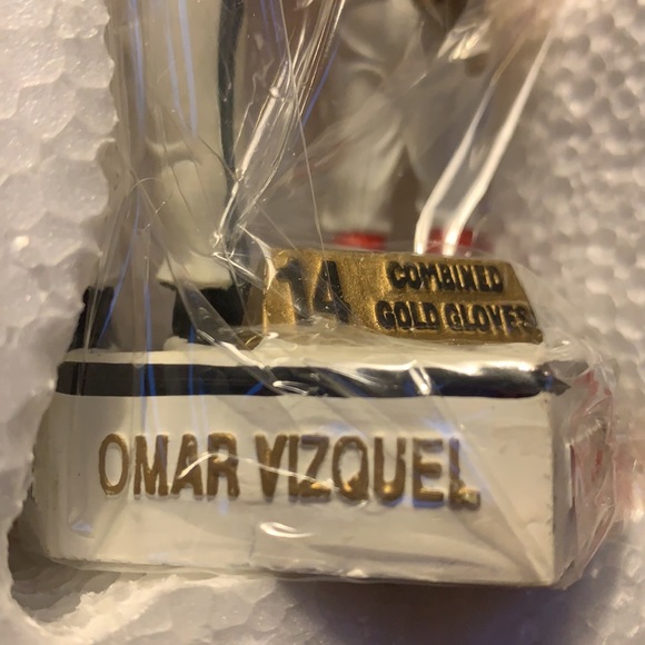 MLB dual bobble head #13 Vizquel & Concepcion gold glove SS. New in box. - Picture 3 of 8